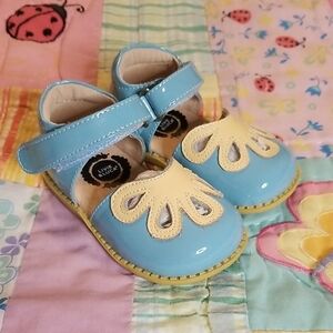 Livie & Luca Daisy blue Patent Leather Petals Size 5 NWOB